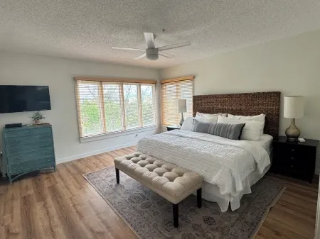 Updated Townhome, Secluded Beach + Pool