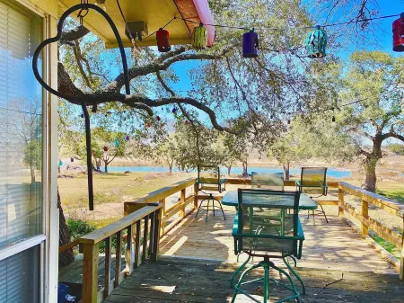 Riverfront Home w/kayaks, firepit, grill, fish 8mi Coopers 8mi Castell Gen Store