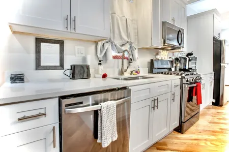 Luxury Apartment in Bronzeville, Just Minutes from Downtown - RSV Now! Отели рядом с достопримечательностью «Университет Чикаго»