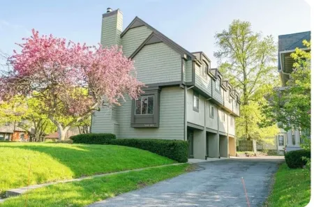 Charming 2-bedroom condo with AC and WiFi in Rochester