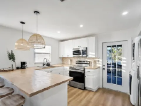 2 Bedroom Home in Fort Myers by Sanibel & Beaches, Private, WiFi, AC, Sleeps 6 Hotels in Iona
