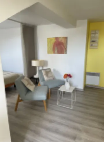 Quiet, cheerful and sunny studio in centre with lift and air conditioning