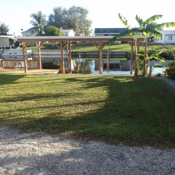 Shadow's Oasis, Tropical Cozy 2/2 w/ Pool, Sundeck & Fishing in your own space! Отели в г. Окичоби