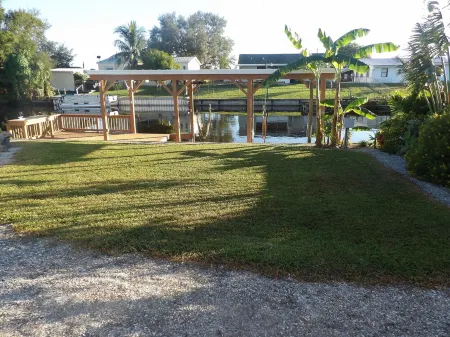 Shadow's Oasis, Tropical Cozy 2/2 w/ Pool, Sundeck & Fishing in your own space!