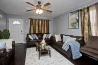 Cozy 3-bedroom Duplex1 with WiFi, AC in peaceful Springfield Hotels in Springfield