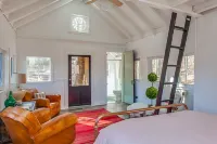 2 Cabins + Treehouse 50 Acres, FirePit, Sauna, Cold Plunge, Hot Tub, Petting Zoo