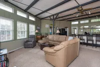 Waterfront- Pet OK- Pools-Sleeps 8-Self Check-in Beach Club Parking Included.