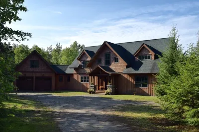 Sleeps 18  Minutes to Main St & Lakes HotTub PoolTable FirePit Air Conditioning The Bookstore Plus附近的飯店