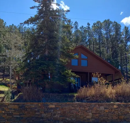 In town home- above the 1880 train.  Walk to Main St!— recently updated!