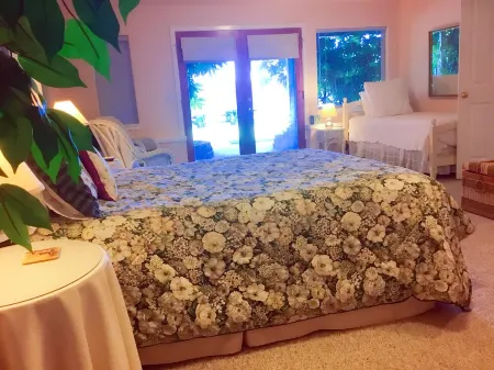 This Whidbey Island  waterfront vacation home is your own private resort. Отели рядом с достопримечательностью «Парк округа Дабл Блафф»