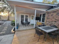 Simply Sunny Fun! 4BR Close to DT Chas & Beaches! Great backyard firepit & games - مطابخ