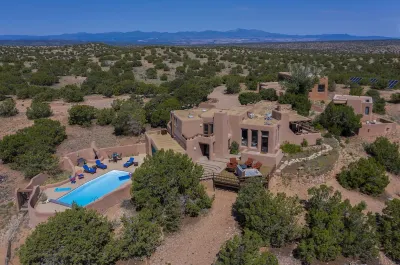Hilltop, Santa Fe: Pool, 32 Acres, Staggering Views, Luxury Home, Hot Tub, A/C. Hotels in 
