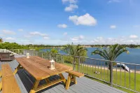 LAKE HOUSE FAMILY VACATION RETREAT, w/water toys sleeps 16 and RACE Ready