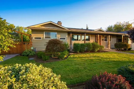 HEATED Pool & Hot Tub in a Quiet Neighborhood- Walk to Town- Dog Friendly