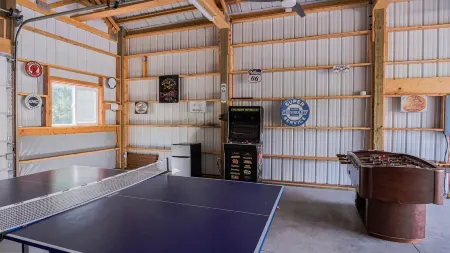 Pet-friendly cabin with theater, fire pit, spa, sauna, game room and playground Отели в г. Самак