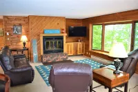 Stunning Sunrises from spacious Big Round Lake Cabin Hotel a Round Lake