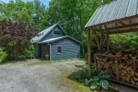 Garden Cottage 2.5 Miles to Downtown With Private, Wooded Surroundings