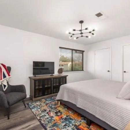 Oakwell Townhome - King Bed Suite minutes from Texas A&M