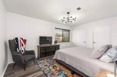 Oakwell Townhome - King Bed Suite minutes from Texas A&M