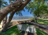 LOCATION!!  Lake Travis Waterfront~Pool, Spa, Outdoor Kitchen, Location Hotels in Hudson Bend