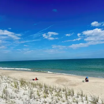 Coastal 3-bedroom cottage 4 blocks from the Beach w/ Mini Golf in Vero Beach