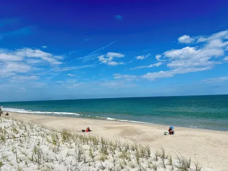 Coastal 3-bedroom cottage 4 blocks from the Beach w/ Mini Golf in Vero Beach