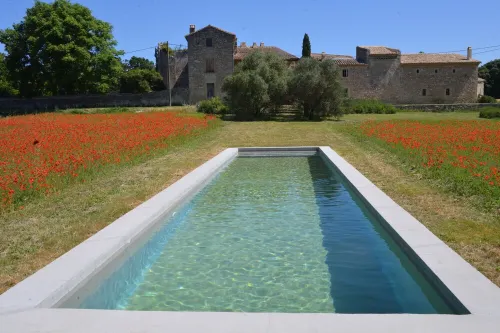 In Uzès, quiet, loft in independent 18th century mill with 15mx3m swimming pool