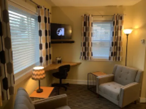 Cottage11: 2 Bedroom-3 Beds. Laundry, Sleeps 6.  Park Right at Your Entry Door.