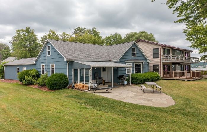 Lakefront Renovated 4Br w/ Dock, Kayaks, Walk to Bemus Point