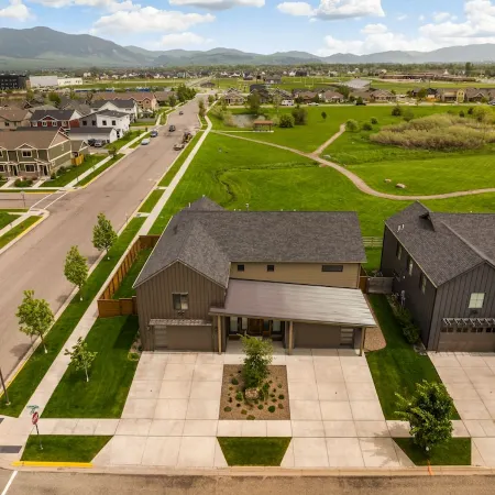 Luxury Accommodations on the Park with Big Mountain Views