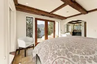 Amazing Ultra Luxury Tuscany Style Lakefront Villa, Two Primaries with En Suites โรงแรมใน