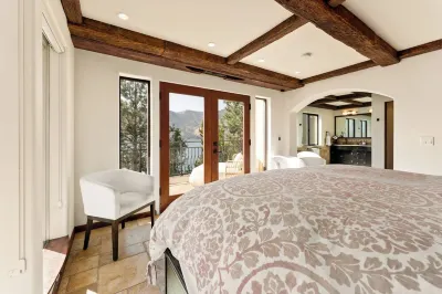 Amazing Ultra Luxury Tuscany Style Lakefront Villa, Two Primaries with En Suites Hotels in 