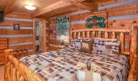 JOYFUL MEMORY ~ HOT TUB ~ ONLY 6 MILES FROM THE MAIN STRIP