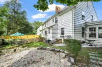 Charming 3-bedroom house with WiFi, AC in marvelous Hudson Valley. Hotels near Tower of Victory