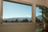 The Stone House with Beautiful Sierra Views - 30 Minutes to Tahoe