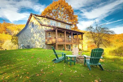 Life's a Beech: Charming 3,000sqft Cabin with Hot Tub, Fire Pit + Game Room! Hotels in der Nähe von Lees–McRae College