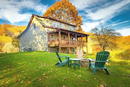 Life's a Beech: Charming 3,000sqft Cabin with Hot Tub, Fire Pit + Game Room! Отели рядом с достопримечательностью «Колледж Лис-Мак-Рай»