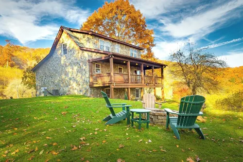 Life's a Beech: Charming 3,000sqft Cabin with Hot Tub, Fire Pit + Game Room! Hotels in Banner Elk