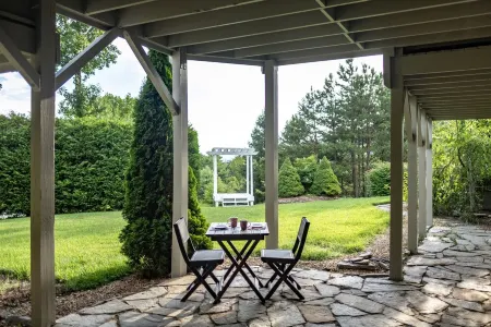 Private apt. in large home with Gorgeous Mountain Views!