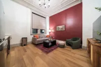 The Scarlet Suite - Luxury 2-bedroom Apartment in Downtown Sedalia