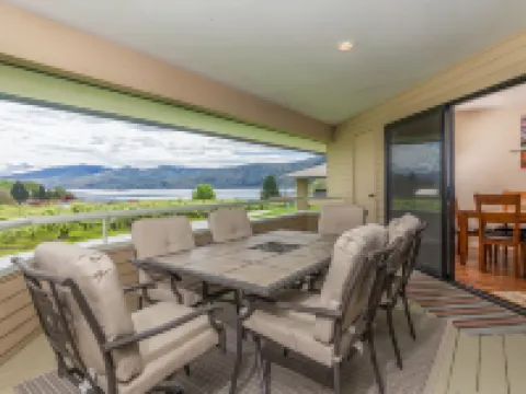 Wapato Point Halmalka Condo 510B 3 Bed 2 Bath Sleeps 8, Lake Views, Next to Pool Hotels in Manson