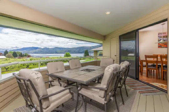 Wapato Point Halmalka Condo 510B 3 Bed 2 Bath Sleeps 8, Lake Views, Next to Pool