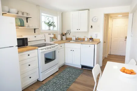 Peaceful & minutes from the Old Port with private parking