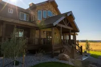 Scenic All-Season Mtn Retreat@Lake; Hot Tub & Sauna; Near Ynp, Outdoor Adventure