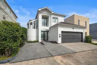 Luxe Kirby Retreat. Heated Pool, King Suites & Games. Secluded, Central Setting - Private Pools