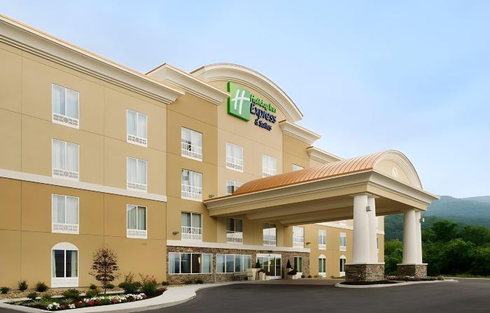 Holiday Inn Express & Suites CARYVILLE by IHG