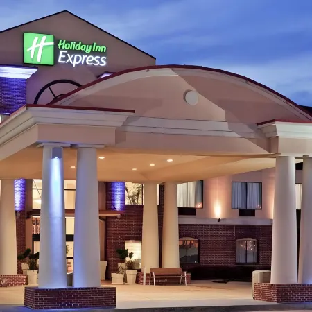 Holiday Inn Express & Suites FOREST by IHG Отели в г. Форест