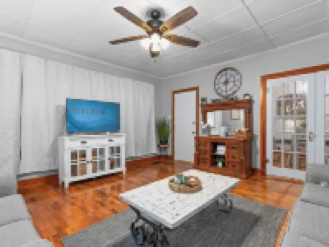 Centrally located, cozy, cottage style home in Paris, Arkansas. Hotels in Paris