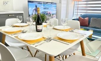 Walnut Luxurious 2-Bedroom