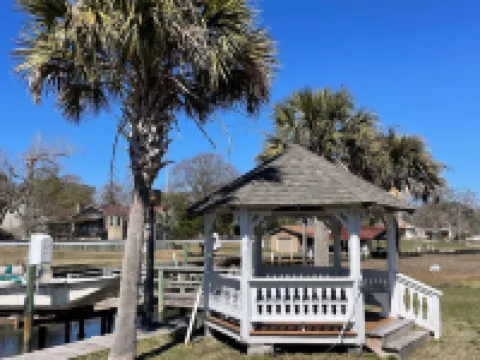 The WATERFRONT Boathouse Cabin! Hotels in Stump Sound